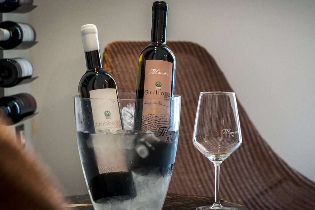 due bottiglie di vino con dettagli dell'enoteca a Marsala