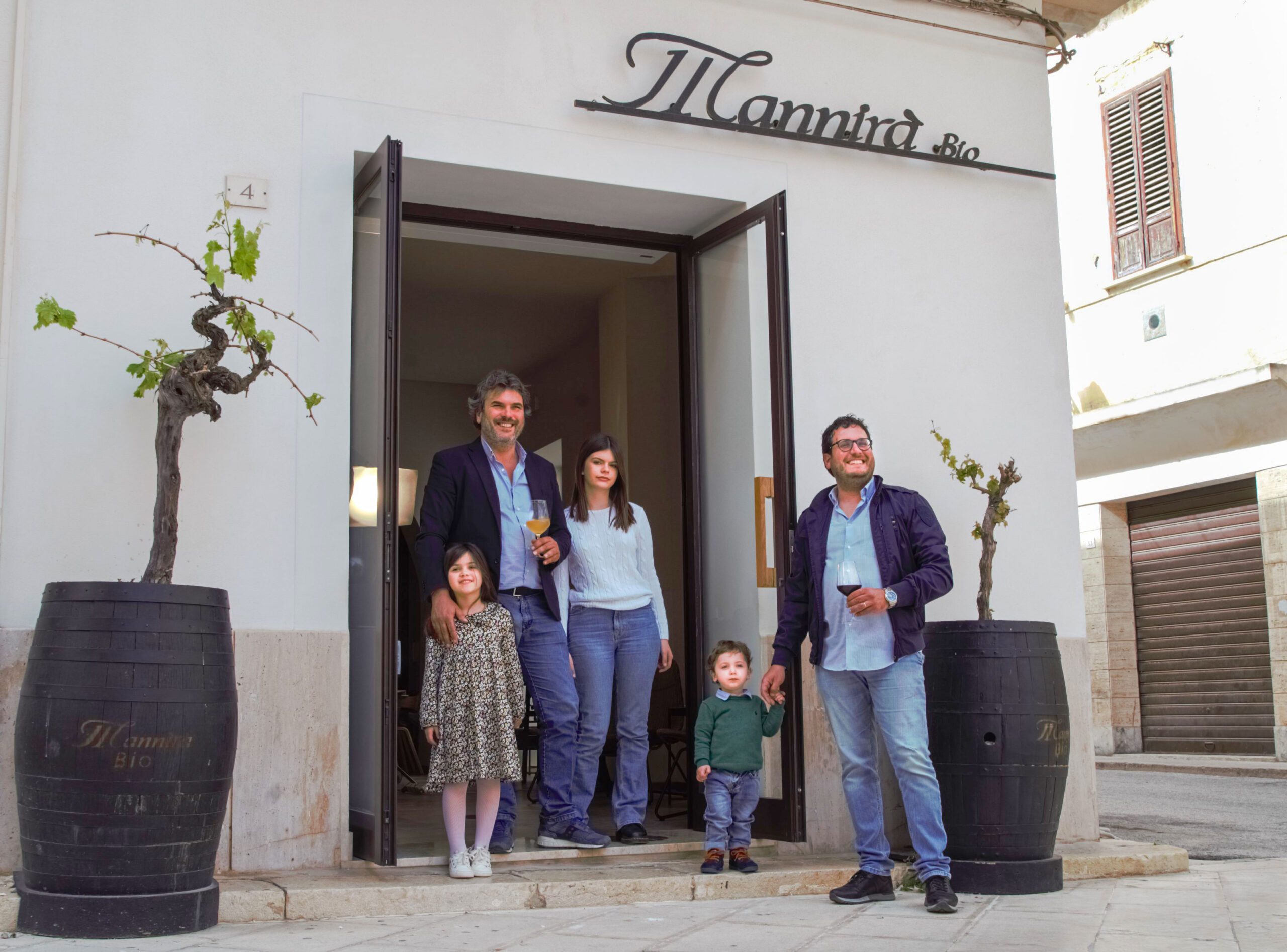 I proprietari dell'enoteca Mannirà Bio a Marsala, con i loro figli